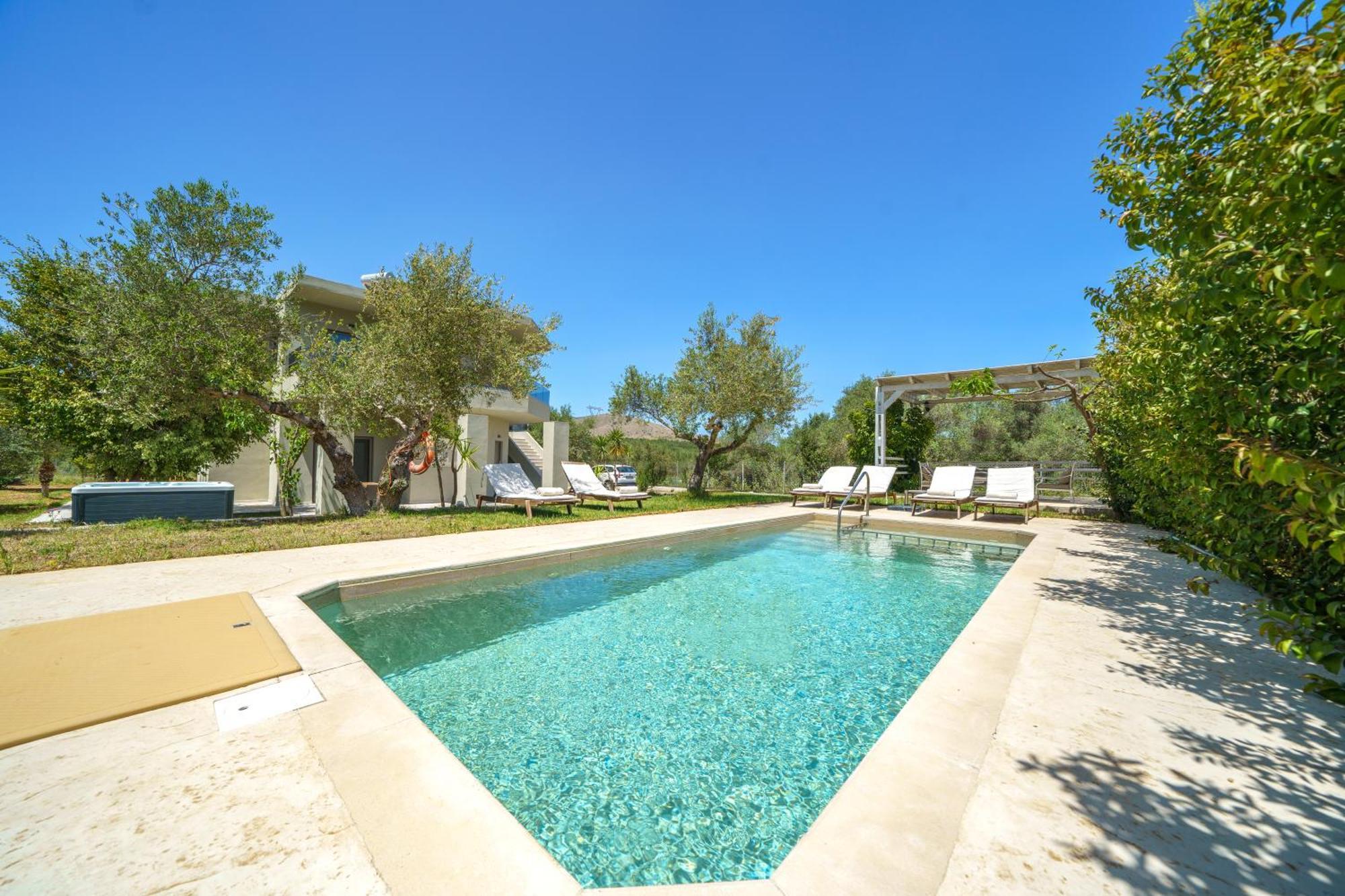Marian With Private Swimming Pool & Jacuzzi Georgioupoli