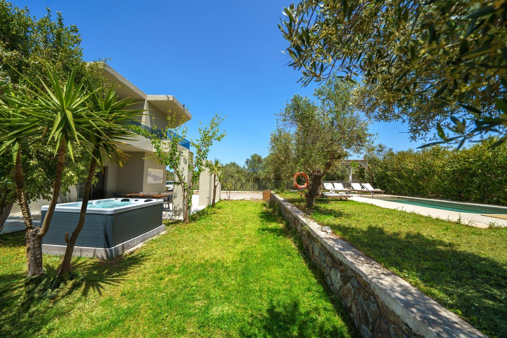 Marian With Private Swimming Pool & Jacuzzi