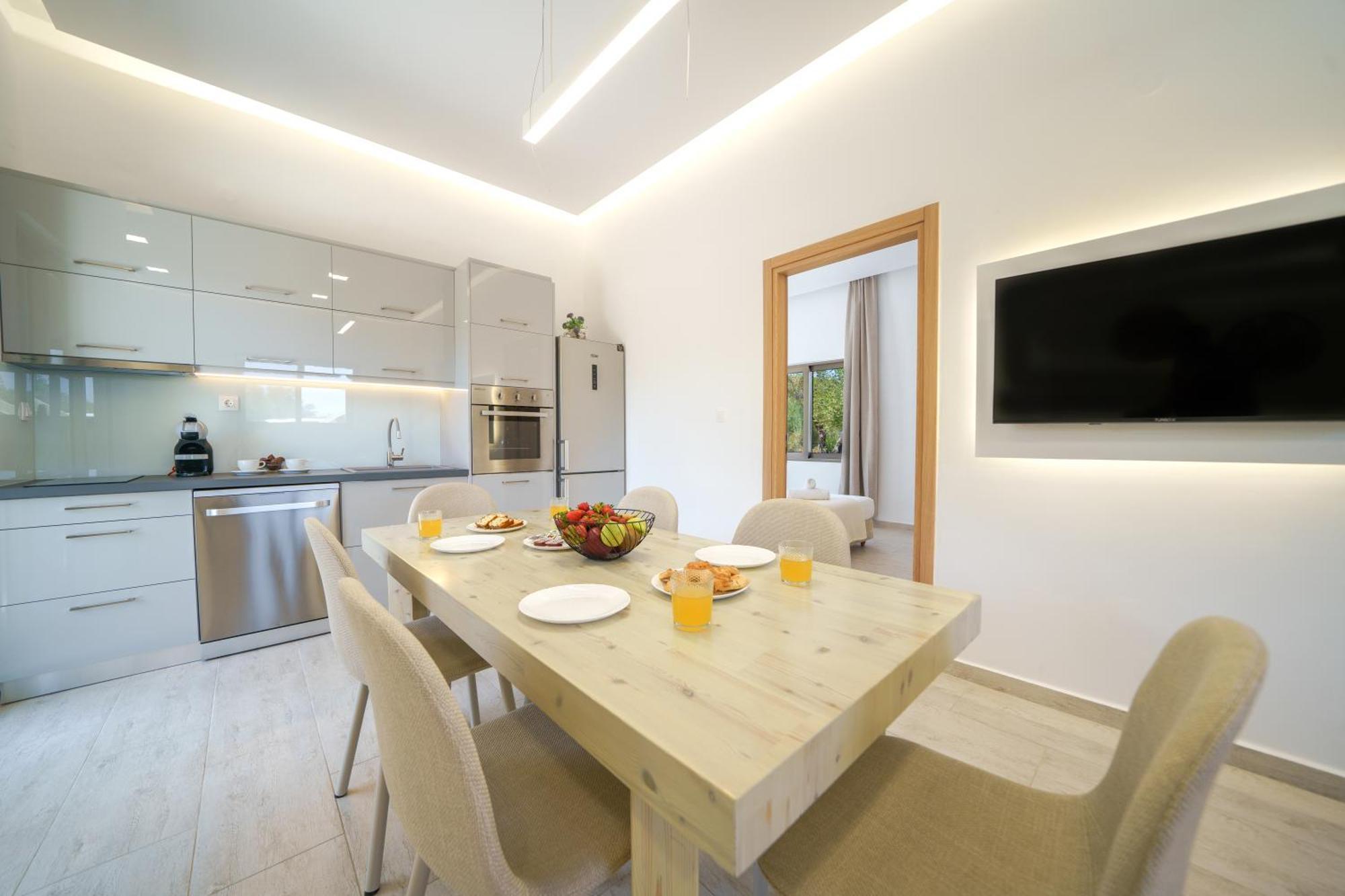 Marian With Private Swimming Pool & Jacuzzi