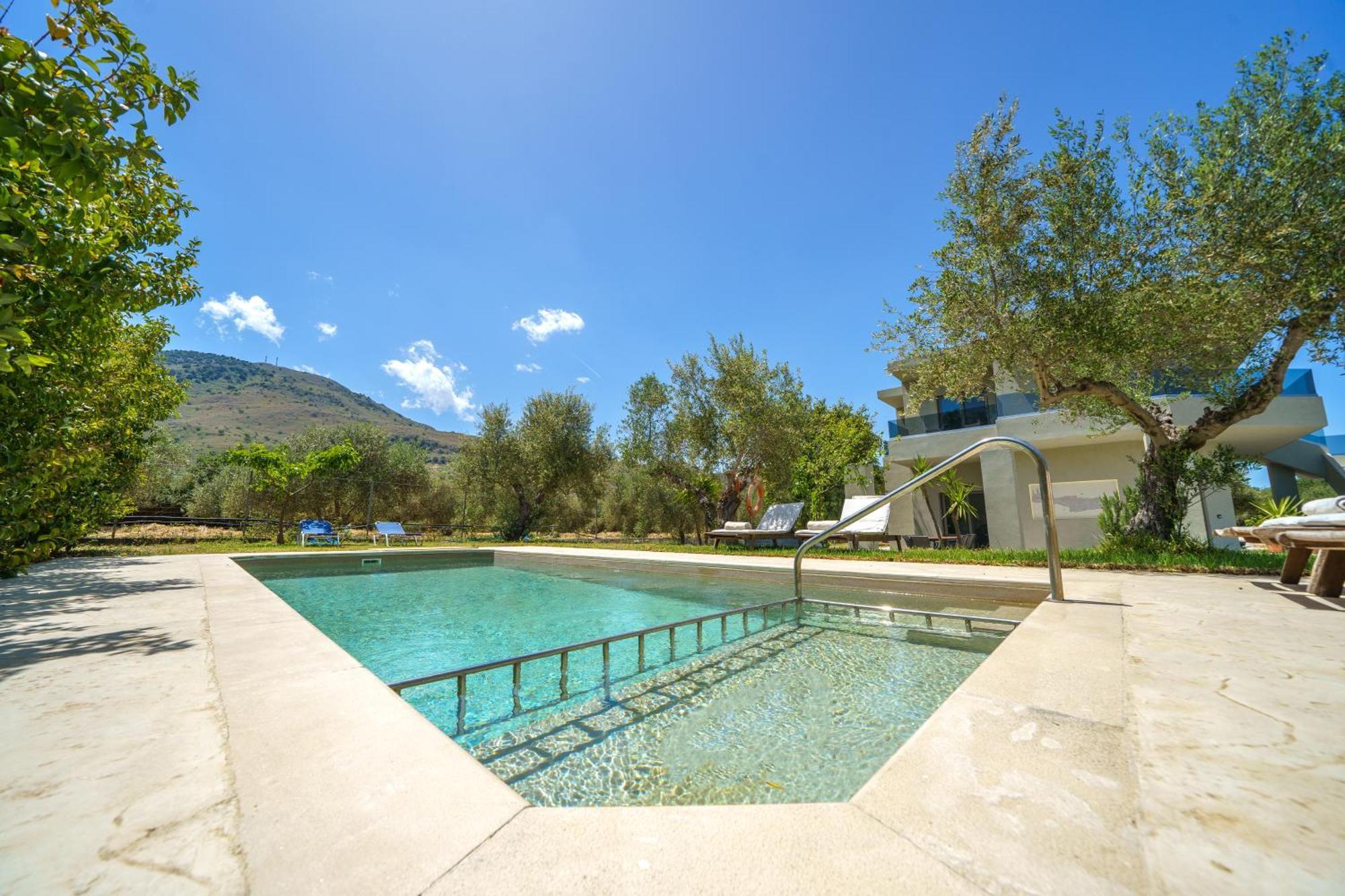 Marian With Private Swimming Pool & Jacuzzi